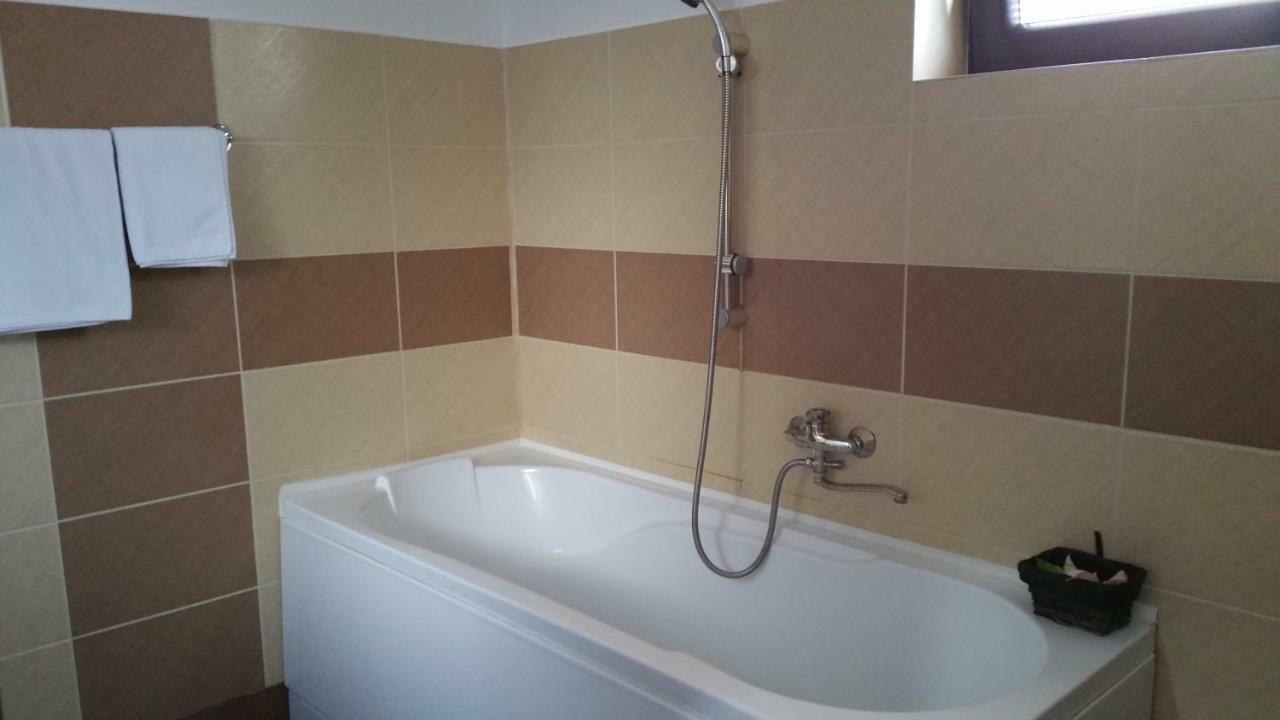 Rosenville Rîşnov Luaran gambar