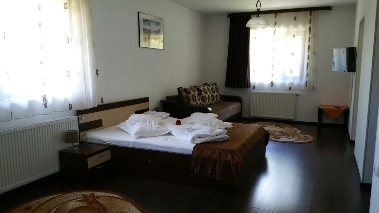 Rosenville Rîşnov Luaran gambar